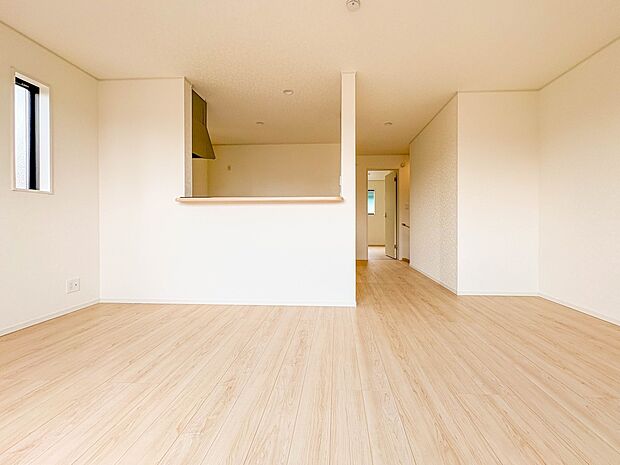 【LDK17帖】光が溢れ、風も溢れ、居心地のよい住空間、自然体で過ごせる住空間にリビングを。それは住むというシンプルなカタチをどこまでも追求してきた結果です。新築の厳かな居住性を身体全体で感…