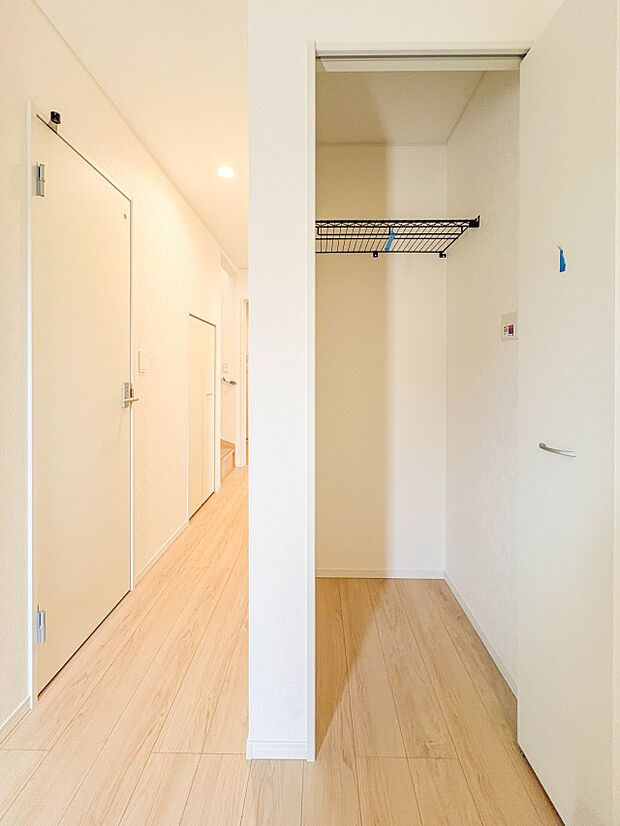【廊下収納】各部屋を最大限に広く使って頂ける様、全居住スペースに収納付。プライベートルームはゆったりと快適に。