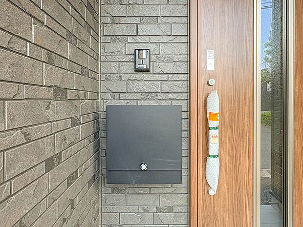 【郵便ポスト】シンプルかつシャープな郵便ポスト。