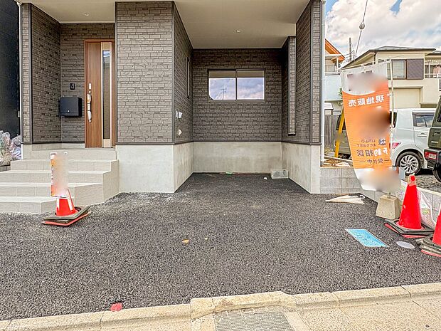 【駐車場】毎日の生活にマイカーが必須という方は、購入を検討する際、駐車場があることは大事な条件です。毎日の通勤や家族の送迎、買い物やお出かけなどクルマのある暮らしを満喫したい方は要チェック。…