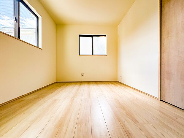 【子供部屋6帖】お子様のお部屋にぴったりなクロークを備えたフローリング仕様の洋室です。