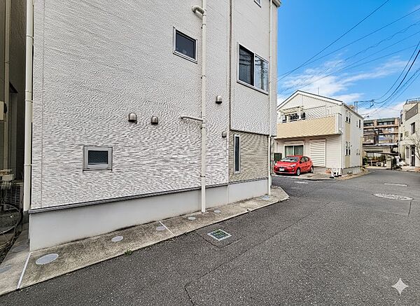 【北東角地】 隣家と適度な距離があり、単身や共働きでプライバシーを重視したい方にも安心の立地です。