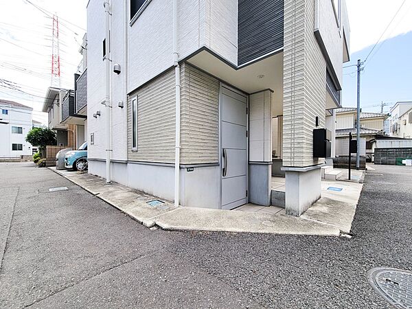 【帰宅動線上の手ぶら買い物」駅から物件までのルートにコンビニやドラッグストア、スーパー（コープ）が点在。わざわざ遠回りせずに夕飯の買い出しが完了します。