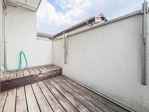 【バルコニー】  バルコニーから差し込む陽光・通風は、住環境・快適性と共に有り続ける貴重な「財産」です。