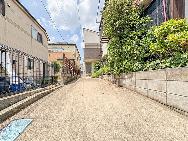 【駐車場】毎日の生活にマイカーが必須という方は、購入を検討する際、駐車場があることは大事な条件です。毎日の通勤や家族の送迎、買い物やお出かけなどクルマのある暮らしを満喫したい方は要チェック。…