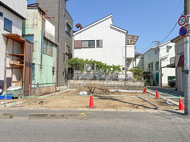 【前面道路】陽当りや通風性など各所に施された工夫で住みやすさを実現。部屋の大きさや周辺環境・街並など、資料には掲載していない情報が現地にはたくさんございます。是非ご確認下さい。