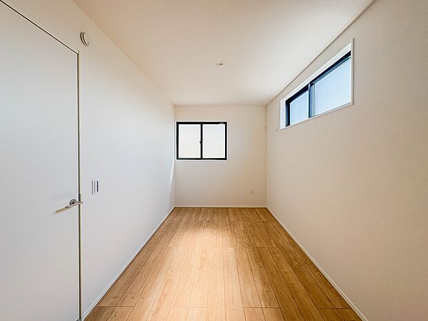 【子供部屋5.3帖】お子様のお部屋にぴったりなクロークを備えたフローリング仕様の洋室です。