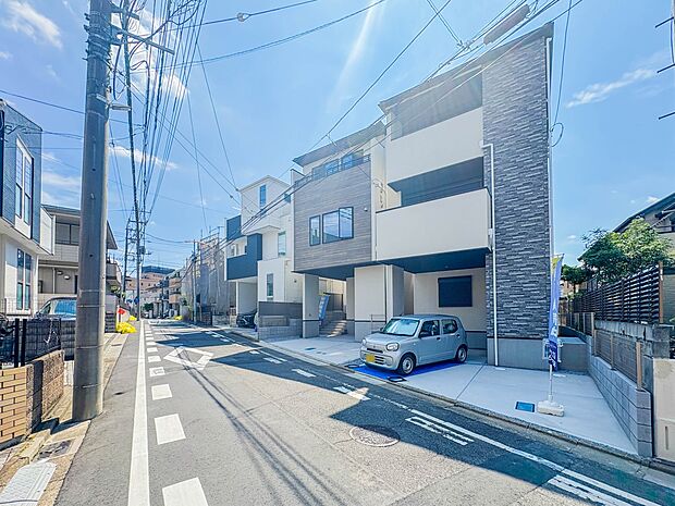 【現地】閑静な住宅街に位置しております。良好な環境で、子育てへの安心感と親子の楽しみが倍増。人の生活に欠かすことの出来ない潤いが存在します。
