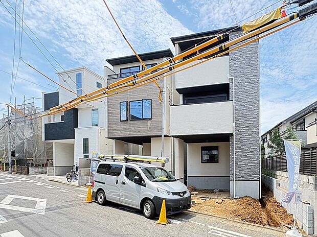 【現地】閑静な住宅街に位置しております。良好な環境で、子育てへの安心感と親子の楽しみが倍増。人の生活に欠かすことの出来ない潤いが存在します。