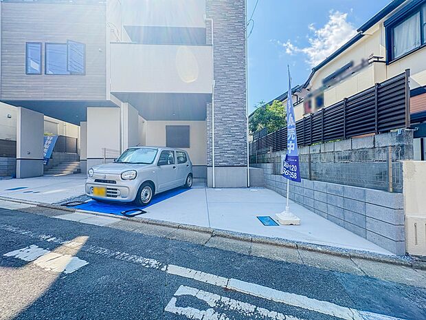 【現地】毎日の生活にマイカーが必須という方は、購入を検討する際、駐車場があることは大事な条件です。毎日の通勤や家族の送迎、買い物やお出かけなどクルマのある暮らしを満喫したい方は要チェック。
