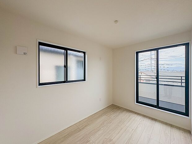 【子供部屋5.8帖】お子様のお部屋にぴったりなクロークを備えたフローリング仕様の洋室です。