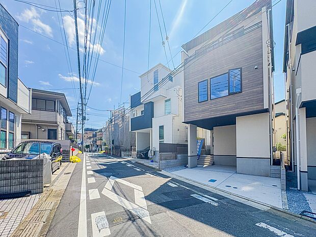 【現地】家の前をまっすぐの通りが走っている。クルマは少なく、人々は毎朝、ウォーキング、ジョギング、犬の散歩など、フリーな朝時間を過ごしている。