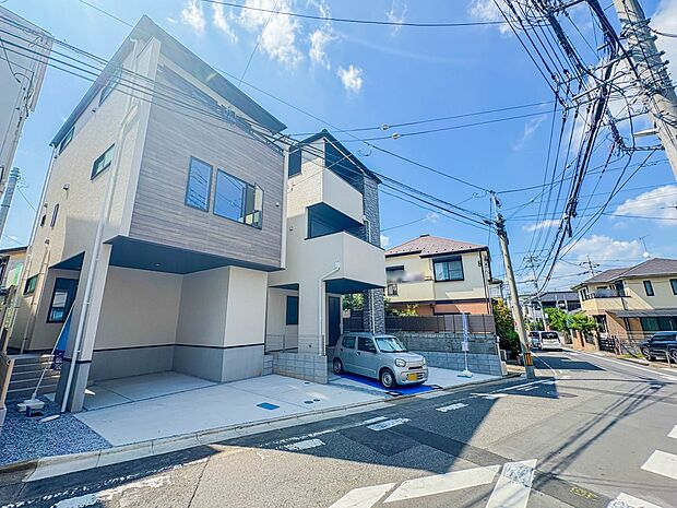 【現地】閑静な住宅街に位置しております。良好な環境で、子育てへの安心感と親子の楽しみが倍増。人の生活に欠かすことの出来ない潤いが存在します。