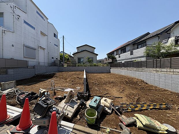 【現地】閑静な住宅街に位置しております。良好な環境で、子育てへの安心感と親子の楽しみが倍増。人の生活に欠かすことの出来ない潤いが存在します。