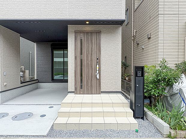 【玄関】玄関はおうちの顔と言われます。玄関アプローチは、外観デザインの印象を左右します。