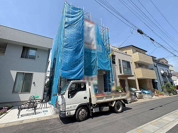 【外観】堂々たる趣ながら、主張し過ぎずどこか余裕を感じさせるシャープなフォルムで佇む邸宅は、晴天の空と照らし合わせる事で、本来あるべき完成形の姿を見せてくれます。