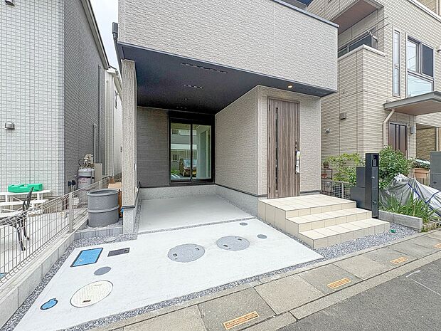 【駐車場】毎日の生活にマイカーが必須という方は、購入を検討する際、駐車場があることは大事な条件です。毎日の通勤や家族の送迎、買い物やお出かけなどクルマのある暮らしを満喫したい方は要チェック!…