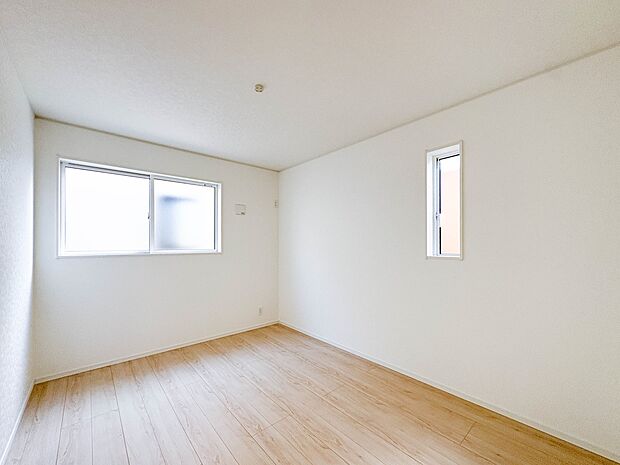 【子供部屋】お子様のお部屋にぴったりなクロークを備えたフローリング仕様の洋室です。