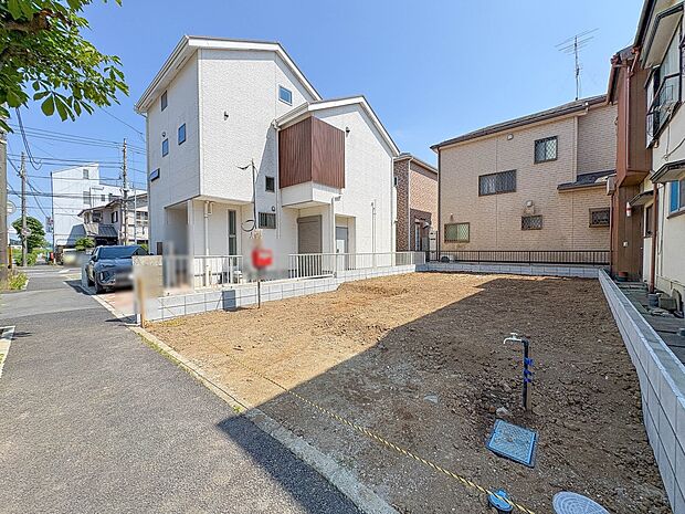 【前面道路】家の前をまっすぐの通りが走っている。クルマは少なく、人々は毎朝、ウォーキング、ジョギング、犬の散歩など、フリーな朝時間を過ごしている。