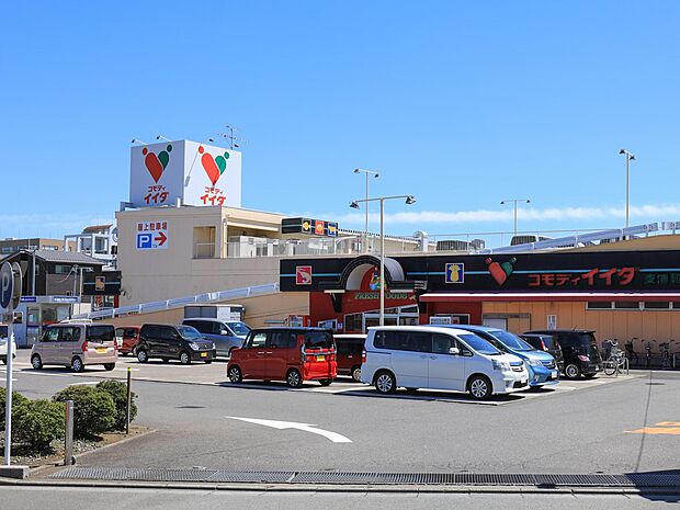 スーパー 450m コモディイイダ東浦和店(お客さま目線で発想する。私たちは東京、埼玉、千葉、茨城の一都三県に82店舗が展開する食品パーマーケット企業です。常に消費者サイドにたっていつもの商…