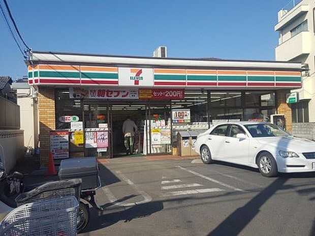 コンビニ 260m セブンイレブン川口在家町店(セブンイレブンは近くて便利を掲げています。近くとは、心の近さ。便利とはモノが期待以上の品質でお客さまに届くこと。セブン銀行など新しいサービスを…