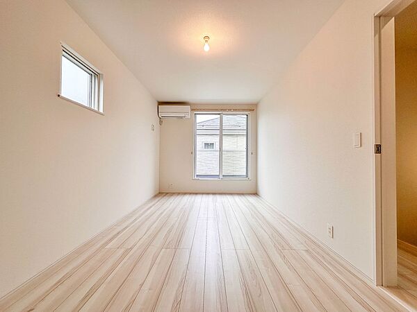 【子供部屋】お子様のお部屋にぴったりなクロークを備えたフローリング仕様の洋室です。