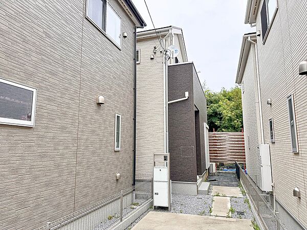 【前面道路】車の通行が少ないので、静かな住環境を維持することができます。