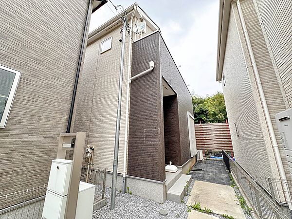 【外観】こちらの物件に少しでもご興味がありましたら、お気軽にお電話下さい。ネット上で「見えない物」「わからない事」でも、実際にご見学いただくことで、手に取るようにおわかりいただけるはずです。…