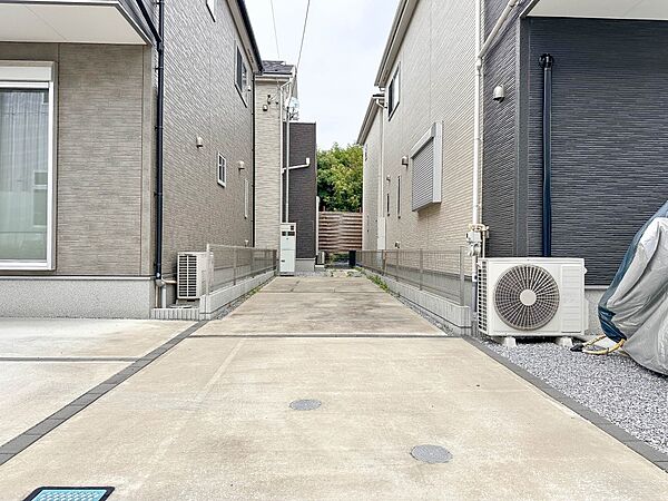 【駐車場】カースペース2台可／駐輪スペース。広々カースペースです。自転車、バイクなども置き場に困りません。