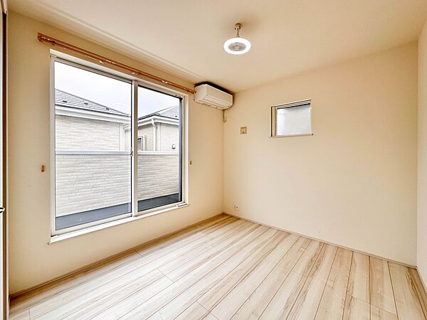 【洋室】柔らかな陽光とフローリングの色味が調和した快適な空間。