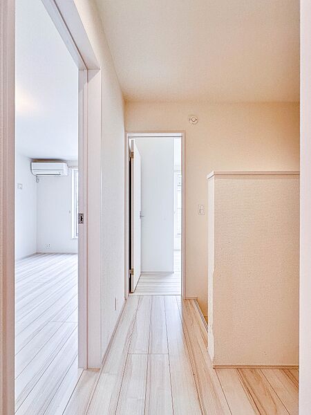 【手すり付階段】手すりがないと階段の昇り降りで危険なことはもちろん、壁に手をつきながら歩くことで壁紙が汚れやすくなります。すべての方に快適に昇り降りしていただくため、手すりを設置しました。