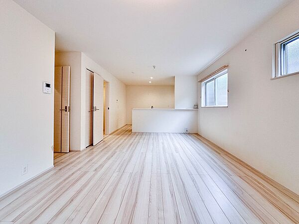 【南向きLDK18.5帖】シンプルなデザインの家は風情がある。住む人のこだわりを感じる。外観も内装もいたってシンプル。居心地がよく、家事や趣味、子育てなどにも集中できる。家も人間も熟成するほ…