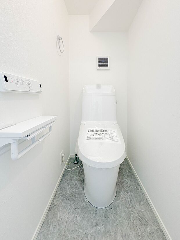 【トイレ】いつも清潔なスペースであってほしいのが毎日使うトイレです。掃除がしやすいのはもちろん、落ち着けるスペースとして機能することも大切です。