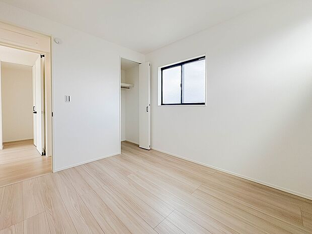 【リビング以外の居室】独立性を高めたお部屋。たっぷりの収納も配備しており、片付いた空間を現実出来そう。陽光も降り注ぐ明るく開放的な空間が魅力的。