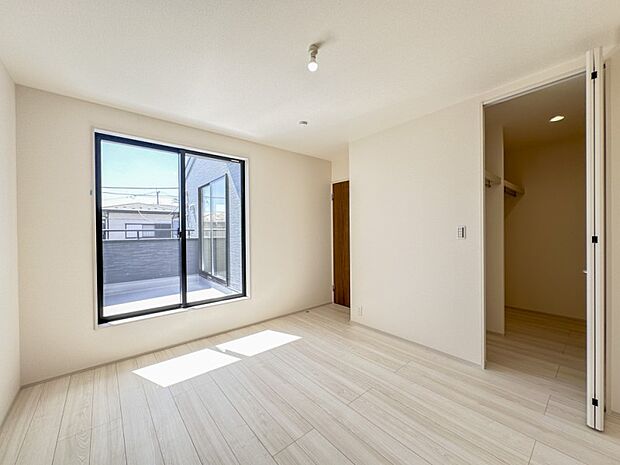 シンプルな内装はおしゃれのポイントです。シンプルは華美より飽きがこないからです。色や模様でおしゃれ感をだす。それがシンプルイズビューティーです。