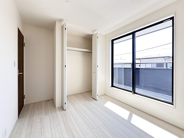 【洋室】お子様のお部屋にぴったりなクロークを備えたフローリング仕様の洋室です。