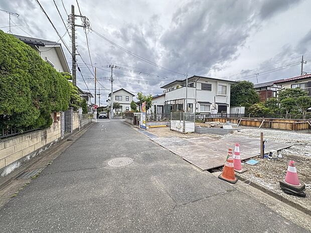 【前面道路】家の前をまっすぐの通りが走っている。クルマは少なく、人々は毎朝、ウォーキング、ジョギング、犬の散歩など、フリーな朝時間を過ごしている。