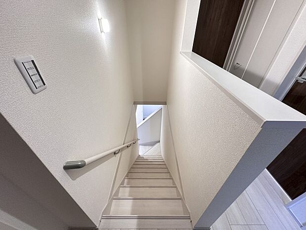 【手すり付き階段】手すりがないと階段の昇り降りで危険なことはもちろん、壁に手をつきながら歩くことで壁紙が汚れやすくなります。すべての方に快適に昇り降りしていただくため、手すりを設置しました。…