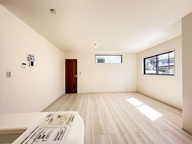 【リビングダイニング】シンプルなデザインの家は風情がある。住む人のこだわりを感じる。外観も内装もいたってシンプル。居心地がよく、家事や趣味、子育てなどにも集中できる。家も人間も熟成するほどシ…