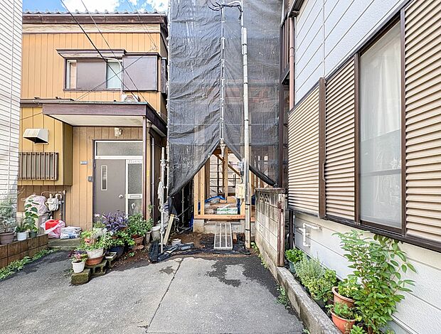 【玄関】玄関へのアプローチ。居住者の帰り、訪れる方を優しく迎える・安らぎに満ちた生活空間を予感させる。健やかな暮らしを楽しめそう。
