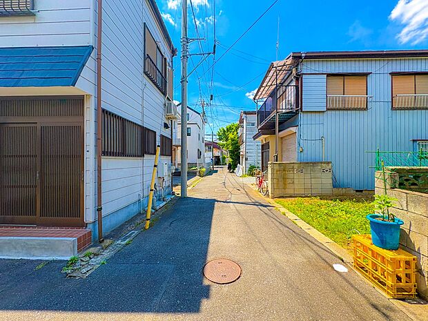 【前面道路】車の通行が少ないので、静かな住環境を維持することができます。