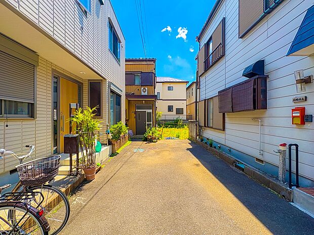 【外観】こちらの物件に少しでもご興味がありましたら、お気軽にお電話下さい。ネット上で「見えない物」「わからない事」でも、実際にご見学いただくことで、手に取るようにおわかりいただけるはずです。…