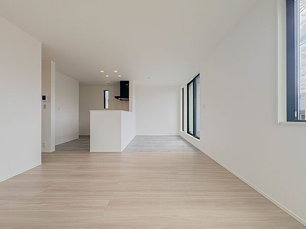 【リビングダイニング】シンプルなデザインの家は風情がある。住む人のこだわりを感じる。外観も内装もいたってシンプル。居心地がよく、家事や趣味、子育てなどにも集中できる。家も人間も熟成するほどシ…