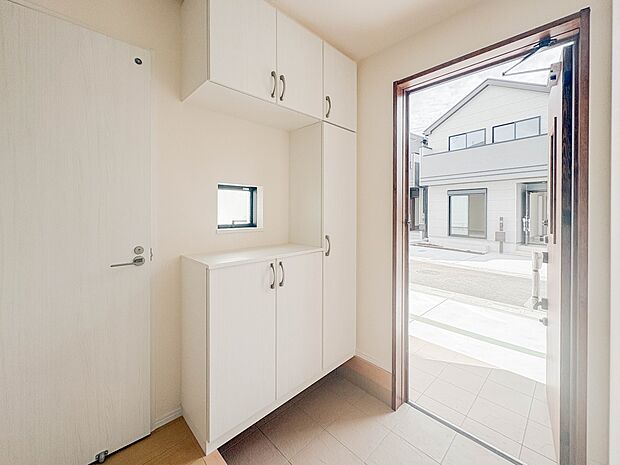 【玄関】 玄関はおうちの顔と言われます。収納力豊富なシューズボックスでスッキリとした素敵な玄関でお客様をお迎えしてください。