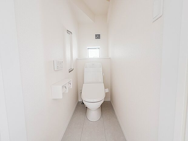 【トイレ】トイレはほどよい空間。居心地のよいスペースといえます。落ち着き、ホッとでき、我にかえる場所。トイレは自分をみつめる場所でもあるのです。