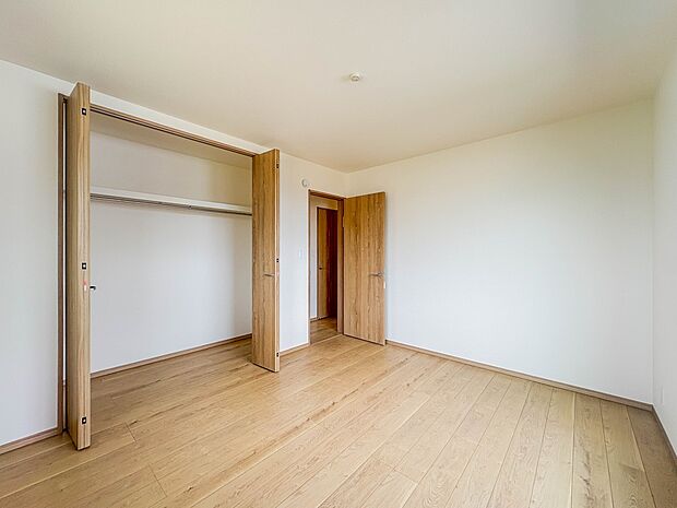 【寝室】寝室は大きいベッドを置くことも可能です。