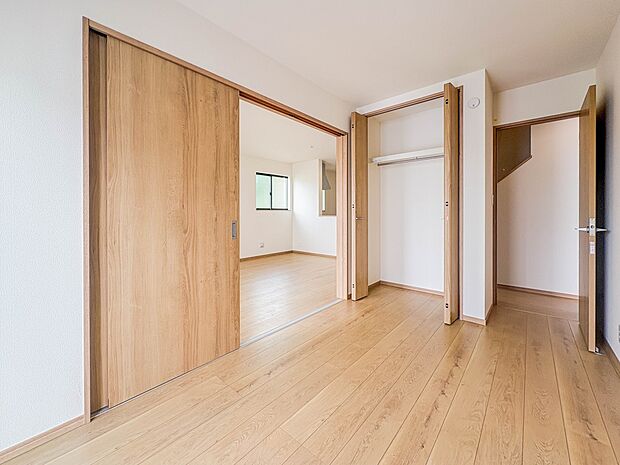 【子供部屋】お子様のお部屋にぴったりなクロークを備えたフローリング仕様の洋室です。