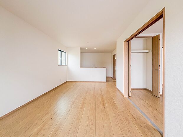 【リビングダイニング】シンプルなデザインの家は風情がある。住む人のこだわりを感じる。外観も内装もいたってシンプル。居心地がよく、家事や趣味、子育てなどにも集中できる。家も人間も熟成するほどシ…