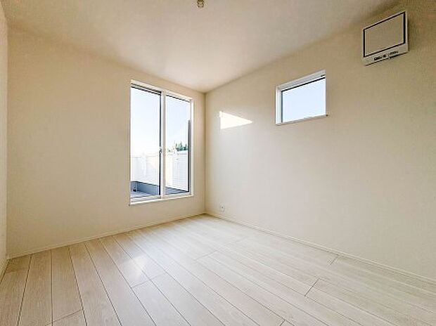 【子供部屋5.2帖】お子様のお部屋にぴったりなクロークを備えたフローリング仕様の洋室です。
