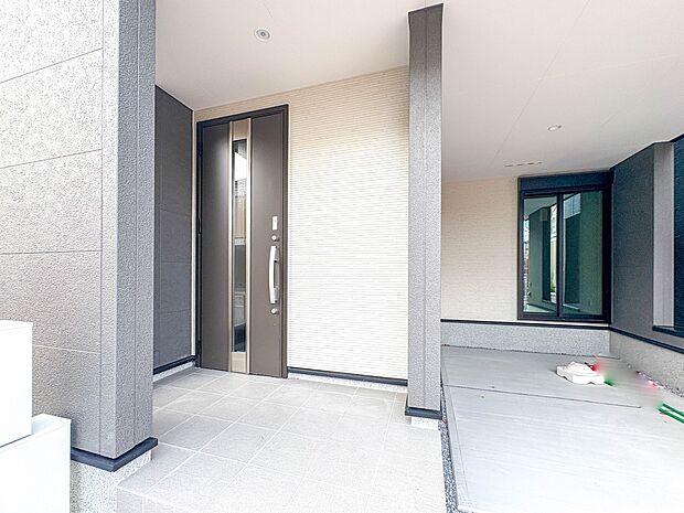 【玄関】玄関へ向かうまでのアプローチに漂う上質が期待感をもたせます。玄関は建物の顔。落着きを醸し出した自己主張が心に訴えてきます。